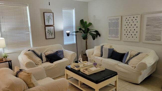 Building Photo - SEASONAL ONLY  3 bedroom, 2 1/2 bath townh...