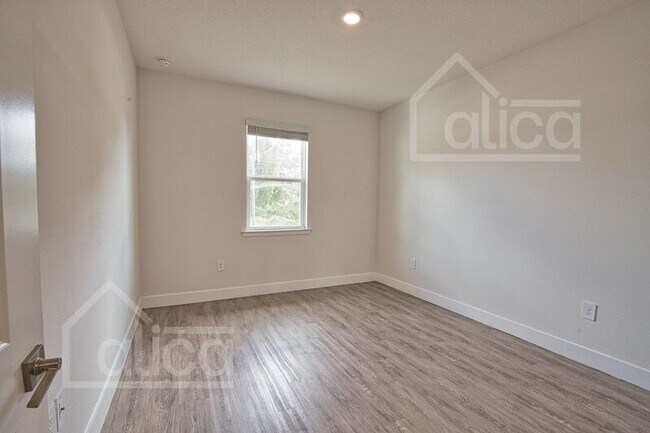 Building Photo - 3539 Donahue Ave