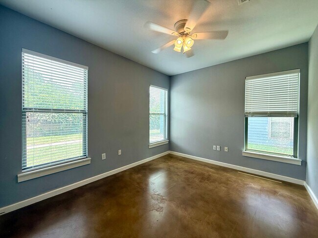 Building Photo - 1/1 with a garage!  Available for immediat...