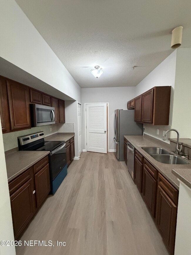 Building Photo - 8201 Green Parrot Rd