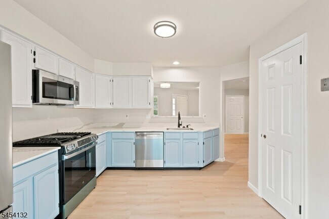 Building Photo - 703 Porter Way W