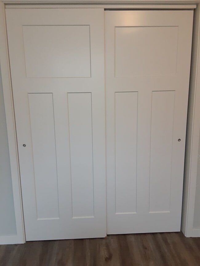 Building Photo - Modern Living in a 3-Bed, 2-Bath Townhome with Attached 2 Car Garage