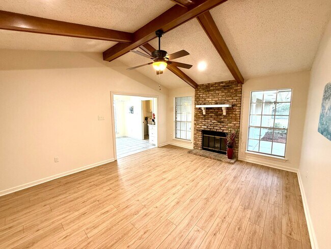 Building Photo - Spacious & Updated 3BR in Brookhollow – Fully Equipped