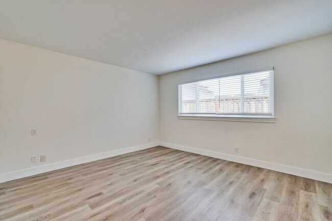 Building Photo - 947 // Duplex