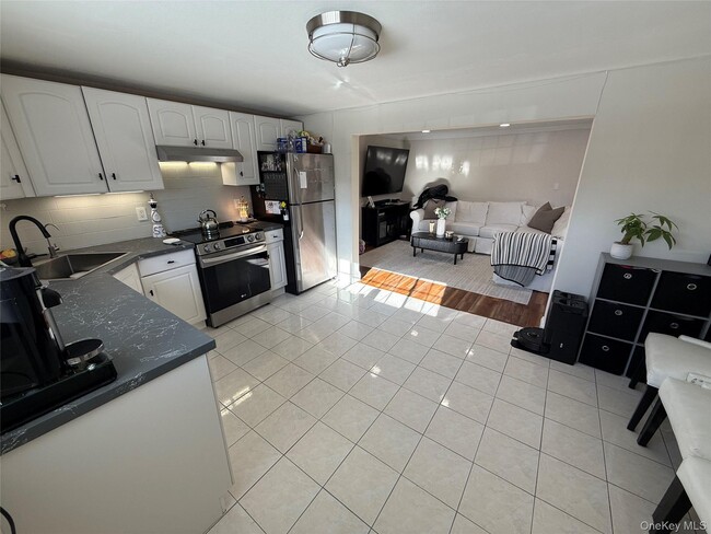 Building Photo - 547 Middle St