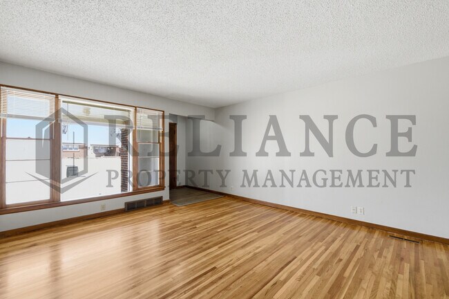 Building Photo - 2242 S Ridgewood Dr