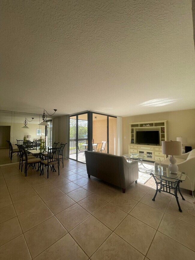 Building Photo - 450 Egret Cir