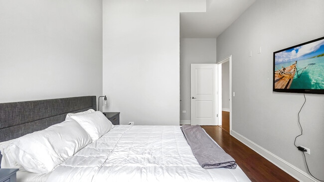 Building Photo - 850 N Lake Shore Dr