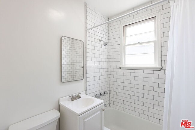 Building Photo - 2547 Canyon Dr