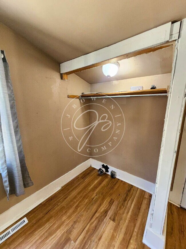 Building Photo - 2 Bedroom | 1 Bathroom | Fenced Yard | Detached Garage