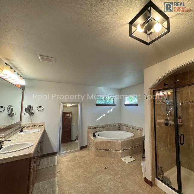 Building Photo - 4 Bedroom House in Puyallup! (Virtual Tour...