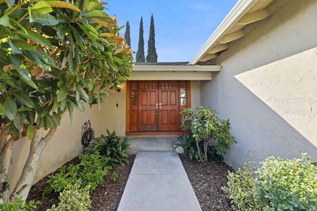Building Photo - Beautifully Updated 3BR/2BA Home with Private Garden Oasis