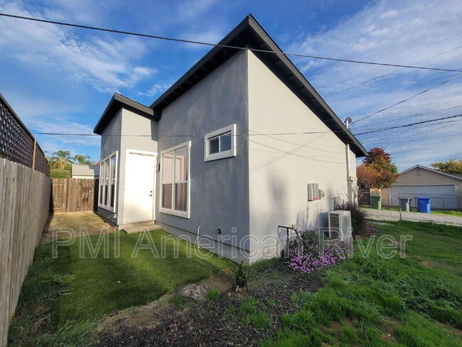 Building Photo - 219 Needles Way