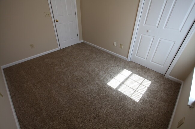 Building Photo - Duplex in Auburn - Available August!
