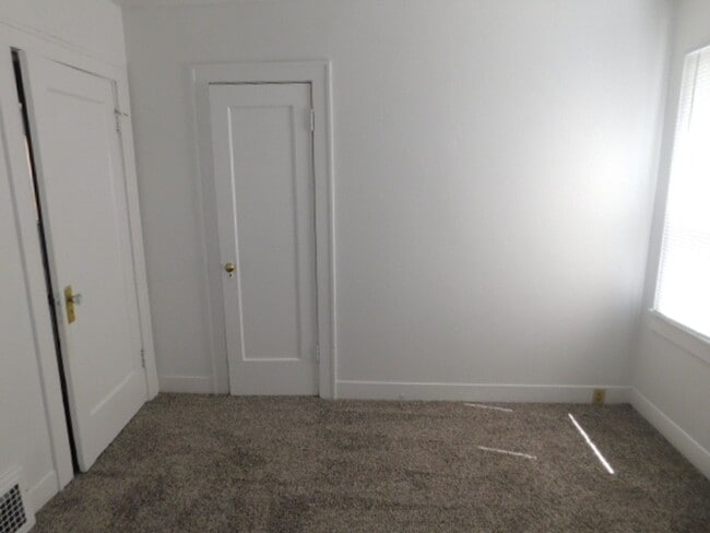 Building Photo - 4Bd/1Ba Two Story Home - For Viewing!