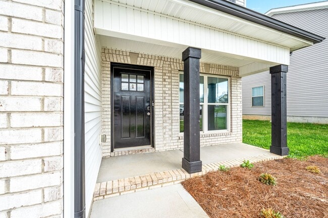 Building Photo - Dog Friendly Three Bedroom!