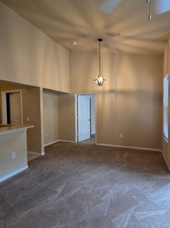 Building Photo - Oxford Place! New Tampa Condo