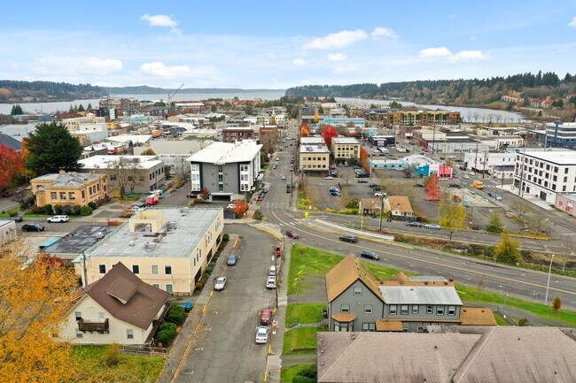 Building Photo - MOVE IN READY! Includes water, sewer and garbage. 2 bed 1 bath downtown Olympia!