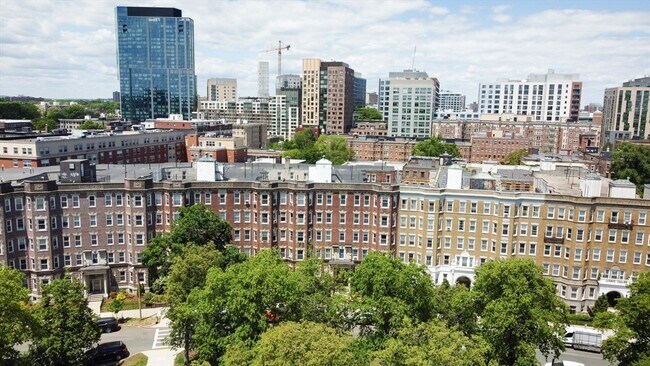 Building Photo - 131 Park Dr