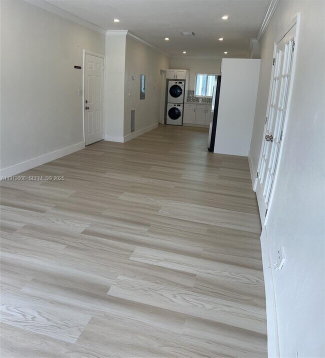 Building Photo - 1990 Bay Dr