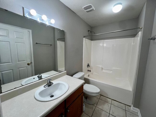 Building Photo - Gorgeous 3 BD 3 BA Townhome Located in Chase's Run!