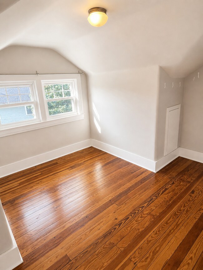 Building Photo - 1738 Fernwood Ave