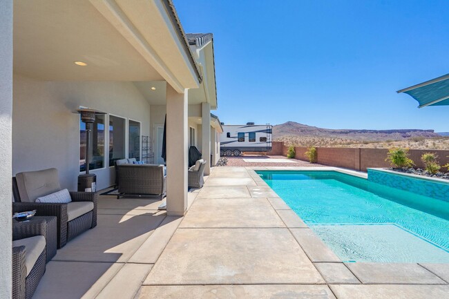 Building Photo - Stunning 5 Bed, 3 Bath Home with a 3 Car Garage