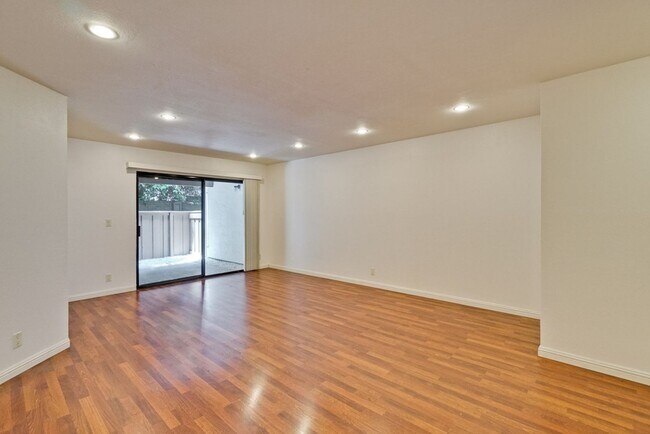 Building Photo - 2201 Monroe #505