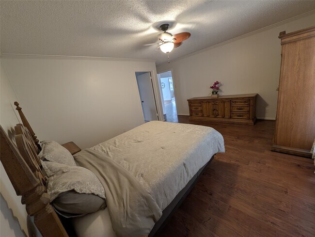 Building Photo - 11807 Highgrove Dr