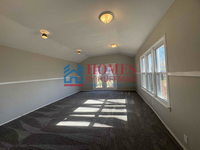 Building Photo - Three Bedroom House | Fenced Yard | Norths...