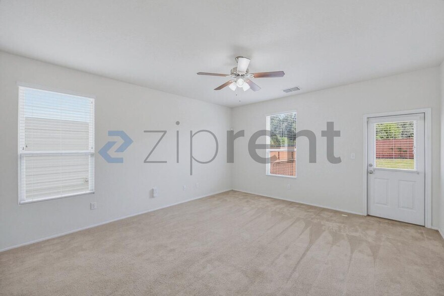 Building Photo - Unit