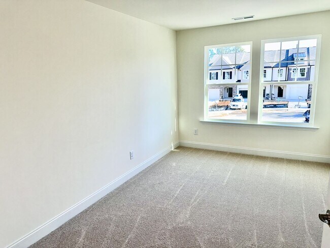 Building Photo - Bed 2.5 Bath End Unit Townhome In a Prime Location!!