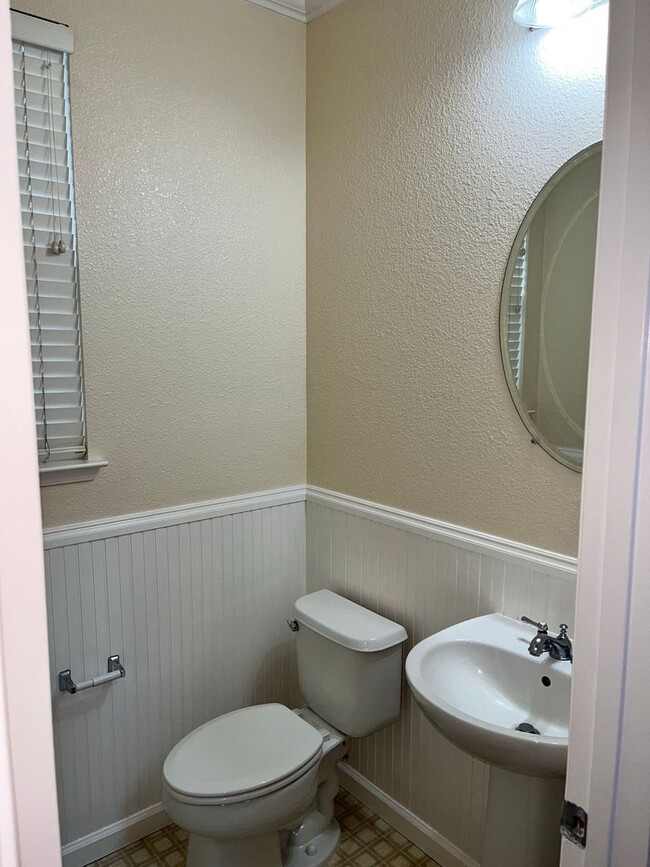 Building Photo - Charming 4-bedroom, 2.5-bathroom home