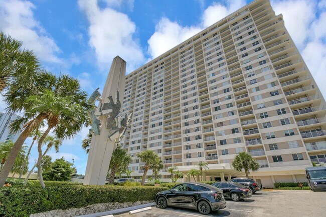 Building Photo - 300 Bayview Dr