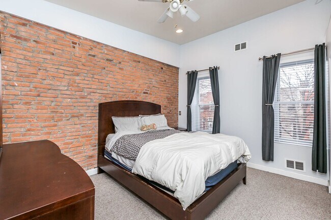 Building Photo - Amazing 3 bed 2 bath with a roof top deck ...