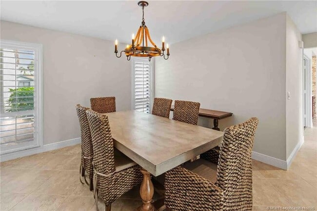 Building Photo - 2385 SW Creekside Dr