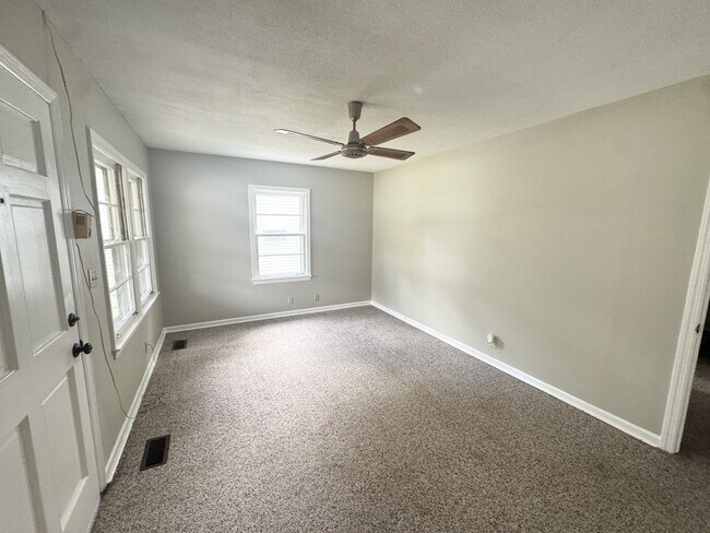 Building Photo - 221 Shirley Dr