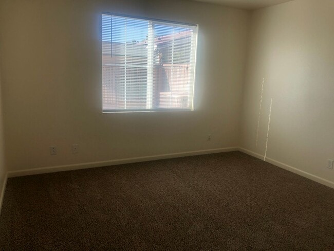 Building Photo - REDUCED!!REDUCED!!  Huge 5 Bedroom 3 Bath ...