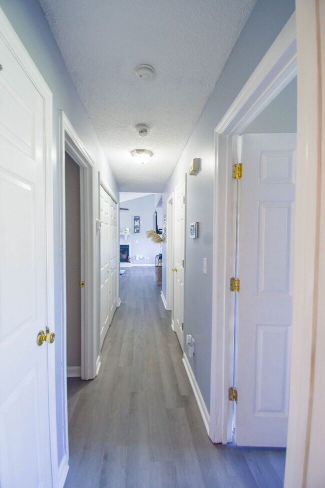 Building Photo - 3 Bedroom 2 Bathroom- Pets Considered