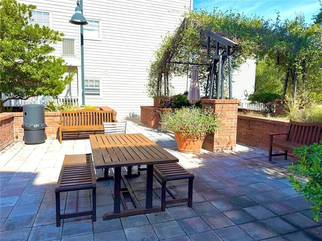 Building Photo - 800 S Dakota Ave