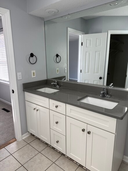 master bathroom - 2728 Sawgrass Ct