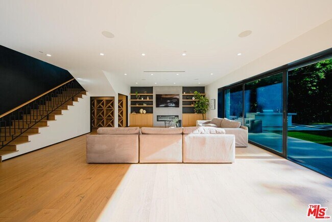 Building Photo - 5141 Varna Ave