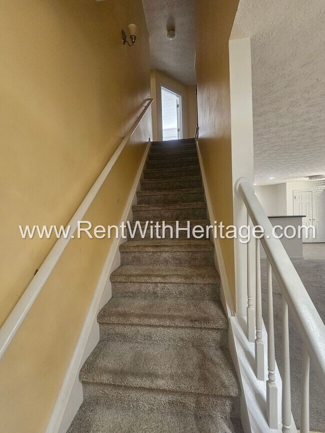 Building Photo - Gorgeous 5 bedroom, 2.5 bath / Attention t...