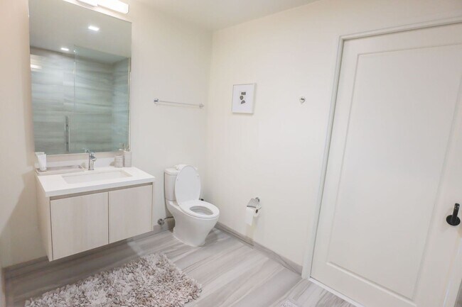 Building Photo - Luxurious Jewel high-rise condo unit; FULL...