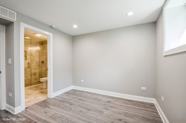 Building Photo - 5915 N Artesian Ave