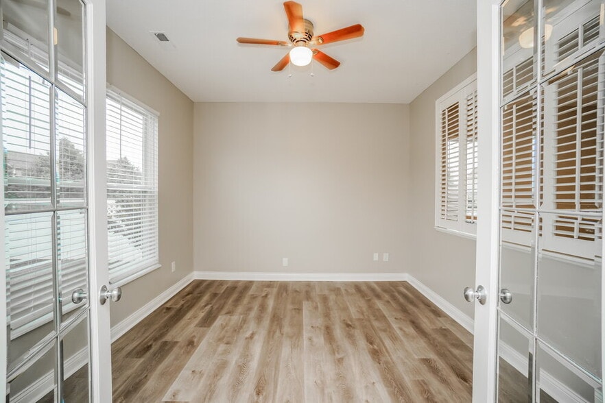 Building Photo - 200 Lamplight Ct