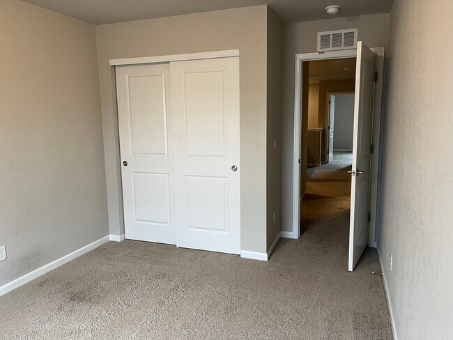 Building Photo - 656 Stonebridge Dr