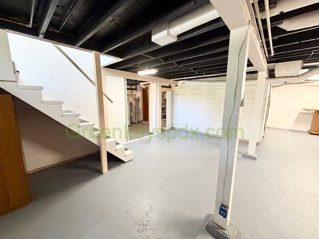 Building Photo - Lovely 3-Bedroom, 2-Bathroom House with Detached Garage in North Portland