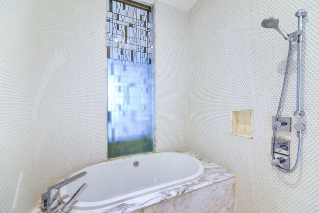 Building Photo - 801 S Miami Ave