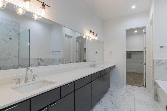 Building Photo - 5841 Dolores St